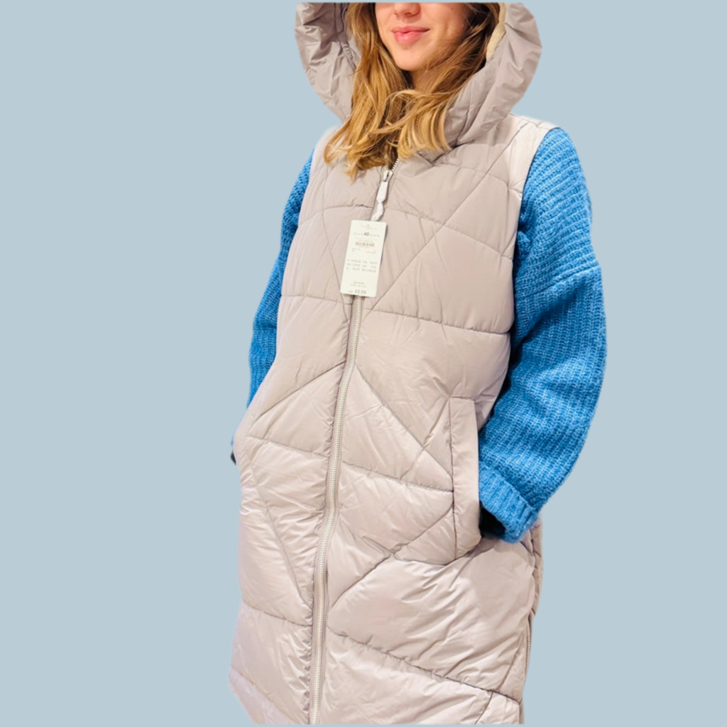 Ilga pašiltinta liemenė su gobtuvu